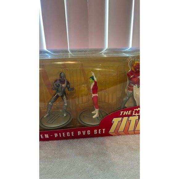 NEW DC Direct Seven - Piece PVC Set the New Teen TITANS - Picture 5 of 12